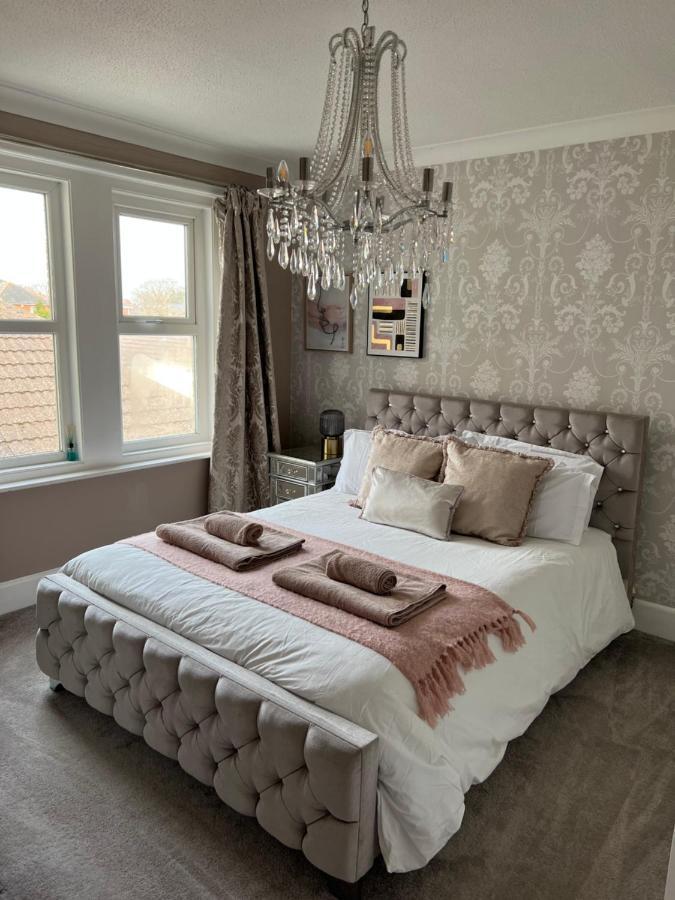 Spacious 4 Bed Rooms, Parking, Garden And Near Parks, Beaches And University Bournemouth Exterior photo